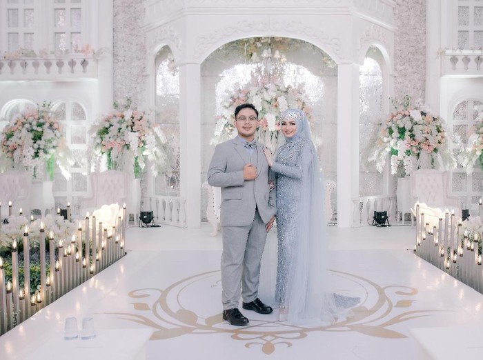 Dekorasi pernikahan viral di gang sempit. Dekorasi pernikahan viral di gang sempit.