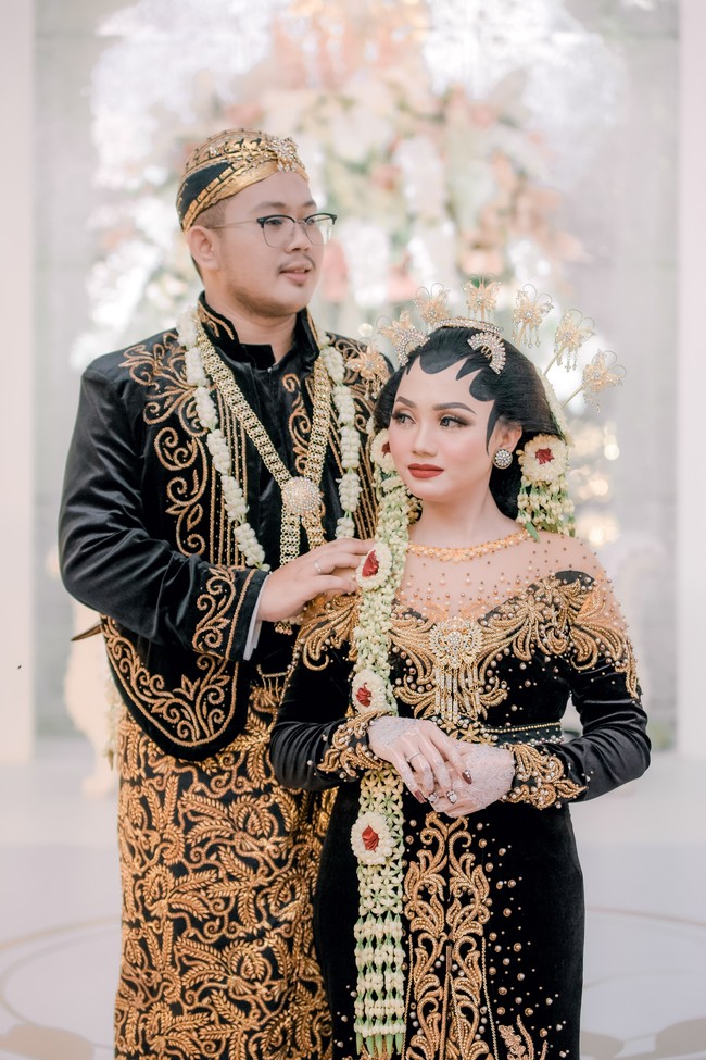 Pemilik Ming Art Decoration yang sudah berdiri sejak tahun 1992 itu menuturkan jika konsep pernikahan di gang sempit Bekasi itu adalah classic romance. Yang bikin unik pertama dari tinggi tenda di 8,5 meter yang rata-rata tenda biasanya itu di 5-6 meter jadi menimbulkan kesan megah, jelasnya. Foto: Dok/@mingart.decoration_karawang.