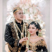 Pemilik Ming Art Decoration yang sudah berdiri sejak tahun 1992 itu menuturkan jika konsep pernikahan di gang sempit Bekasi itu adalah classic romance. Yang bikin unik pertama dari tinggi tenda di 8,5 meter yang rata-rata tenda biasanya itu di 5-6 meter jadi menimbulkan kesan megah, jelasnya. Foto: Dok/@mingart.decoration_karawang.