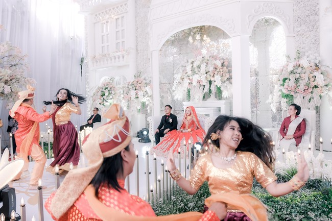 Acara pernikahan di gang sempit Bekasi dengan dekorasi bak hotel itu digelar dengan menggunakan beragam tema, yaitu hijab nasional, Minang, Jawa, Sunda, India, dan Internasional. Dekorasi spesialis pernikhan, tenda dan florist ini menjelaskan jika persiapan acara tersebut dikerjakan selama lima hari, tapi tidak full time setiap harinya. Foto: Dok/@mingart.decoration_karawang.