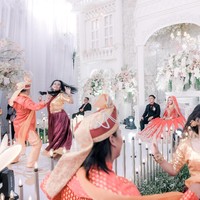 Acara pernikahan di gang sempit Bekasi dengan dekorasi bak hotel itu digelar dengan menggunakan beragam tema, yaitu hijab nasional, Minang, Jawa, Sunda, India, dan Internasional. Dekorasi spesialis pernikhan, tenda dan florist ini menjelaskan jika persiapan acara tersebut dikerjakan selama lima hari, tapi tidak full time setiap harinya. Foto: Dok/@mingart.decoration_karawang.