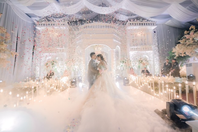 Kemudian Renhad mengungkapkan jika yang menjadi penghalang bukan lokasi pernikahan di gang sempit. Lokasinya itu di Cibitung Bekasi, kesulitan dekor sebenarnya tidak ada yang terlalu menganggu, hanya jarak dan cuaca saja semisalnya hujan angin, karena domisili kita di Karawang, kata Renhad. Foto: Dok/@mingart.decoration_karawang.