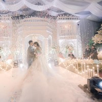 Kemudian Renhad mengungkapkan jika yang menjadi penghalang bukan lokasi pernikahan di gang sempit. Lokasinya itu di Cibitung Bekasi, kesulitan dekor sebenarnya tidak ada yang terlalu menganggu, hanya jarak dan cuaca saja semisalnya hujan angin, karena domisili kita di Karawang, kata Renhad. Foto: Dok/@mingart.decoration_karawang.