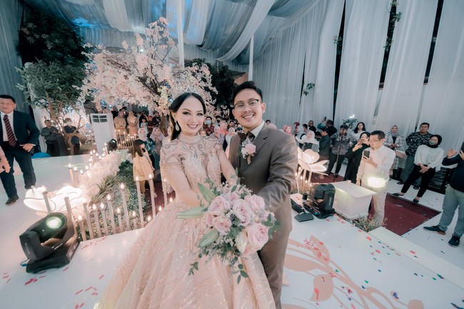 Menurut Renhad, dekorasi pelaminan tersebut memiliki panjang 14,5 meter dan tinggi 7 meter. Dan biasanya pelaminan dengan bentuk demikian tersebut hanya dapat diwujudkan di hotel yang memiliki ballroom dengan langit-langit yang tinggi. Namun pihaknya bisa mewujudkannya di area gang sempit Bekasi. Foto: Dok/@mingart.decoration_karawang.