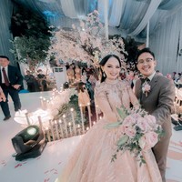 Menurut Renhad, dekorasi pelaminan tersebut memiliki panjang 14,5 meter dan tinggi 7 meter. Dan biasanya pelaminan dengan bentuk demikian tersebut hanya dapat diwujudkan di hotel yang memiliki ballroom dengan langit-langit yang tinggi. Namun pihaknya bisa mewujudkannya di area gang sempit Bekasi. Foto: Dok/@mingart.decoration_karawang.