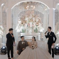 Renhad pun memberikan tanggapannya ketika video dekorasinya viral di media sosial. Reaksi aku pertama kaget, nggak menyangka karena pertama kali aku di telepon sama MC yang nggak menyangka juga bahwa video TikToknya yang baru diposting viral, seneng banget dan bersyukur. Karena acara berjalan dengan baik juga dan bahkan melebihi eskspektasi dari mempelai dan keluarga besarnya. Kerja keras dan lelah semuanya terbayar jadinya, tutupnya. Foto: Dok. pribadi Saptra.