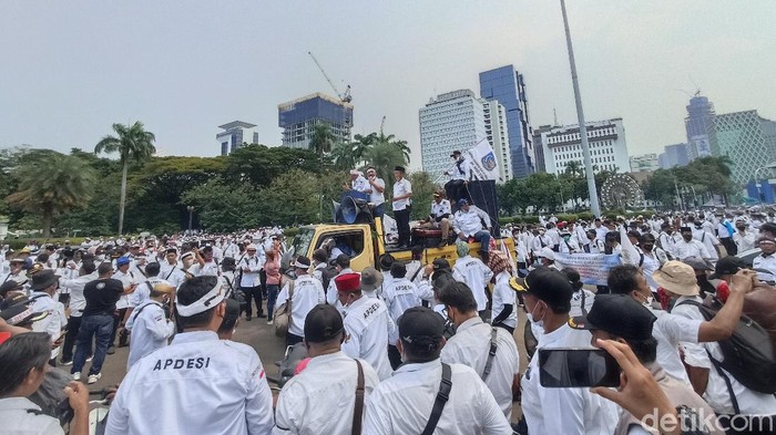 Demo di Kawasan Monas Jakarta.