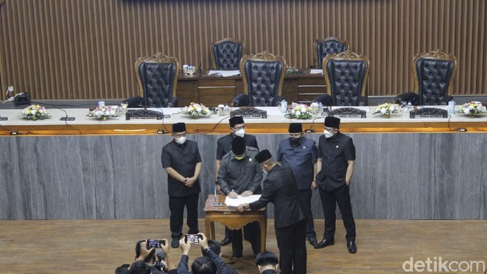 DPRD Kota Bandung melakukan rapat paripurna pemberhentian Oded