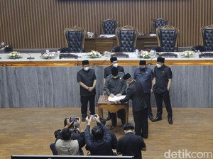 Haru Warnai Paripurna Pemberhentian Oded Sebagai Wali Kota Bandung