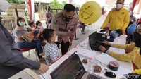 Kegiatan vaksinasi anak tersebut digelar di RS Bhayangkara Semarang. Peserta cukup mendaftar dengan Kartu Identitas Anak (KIA) atau Kartu Keluarga (KK) para orangtua pun cukup antusias membawa anaknya untuk divaksin. 