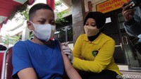 Para anak yang mengikuti vaksinasi hari ini cukup antusias dan jarang sekali ada yang sampai menangis. Jika ada yang rewel atau menangis, ada petugas yang langsung mendekat dan ikut menenangkan dengan membawa balon atau es krim atau makanan ringan lainnya. 