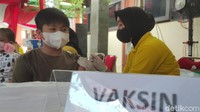 Ia menjelaskan pihaknya juga akan melakukan jemput bola ke sekolahan. Penyuntikan untuk anak juga akan dilakukan dua kali dengan jarak 28 hari dari suntikan pertama. 