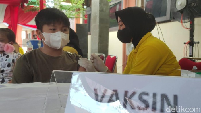 Vaksinasi anak usia 6-11 tahun di Kota Semarang sudah dimulai dengan inisiasi oleh Kepolisian Daerah Jawa Tengah. Begini ragam ekspresi mereka.