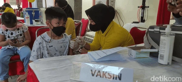 Ekspresi Anak-anak Semarang Divaksin COVID-19