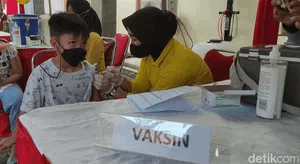 Ekspresi Anak-anak Semarang Divaksin COVID-19
