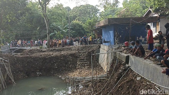 Emak-emak di Grobogan demo minta PDAM setop sedot air sendang, Kamis (16/12/2021).