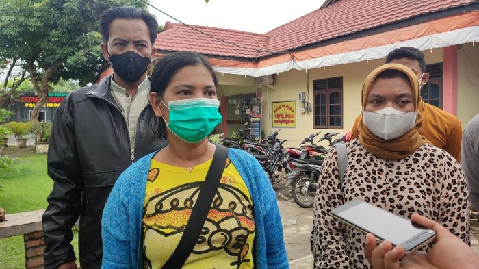 Eva saat berada di Polsek Helvetia (Datuk-detikcom)