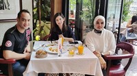 Hubungan mereka banyak mendapat dukungan dari netizen. Bahkan mereka disebut sebagai pasangan romantis sebab sering menghabiskan waktu bersama. Foto: Instagram @ferryirawanofficial