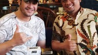Bersama dengan rekannya, Ferry Irawan diberi teh daun kopi yang bisa diseduh praktis di rumah. Foto: Instagram @ferryirawanofficial
