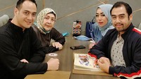 Bahkan Ferry Irawan juga sering mengajak keluarganya yang lain untuk turut ikut makan bersama. Seperti pada momen ini, mereka berpose sebelum memesan menu makanannya. Foto: Instagram @ferryirawanofficial