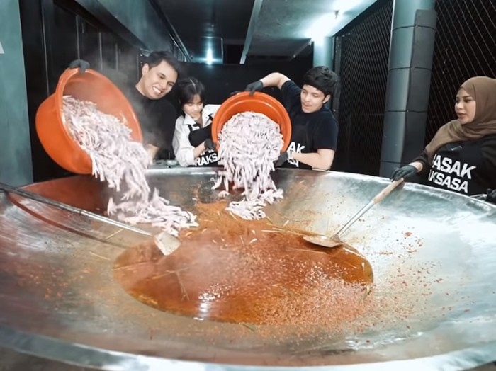 Fuji Masak Ceker Mercon 50 Kilogram Bareng Atta dan Aurel