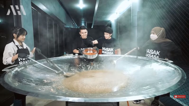 Fuji Masak Ceker Mercon 50 Kilogram Bareng Atta dan Aurel