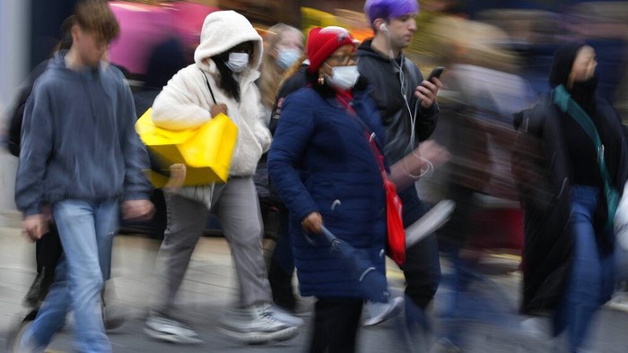 Direktur Jenderal Organisasi Kesehatan Dunia (WHO) Tedros Adhanom di Geneva, Selasa (14/12/2021) waktu setempat, menyatakan, Omicron telah ditemukan di 77 negara hingga pekan ini.