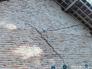 Dampak Gempa Jember M 5.1, Atap Rumah Rusak Hingga Tembok Retak