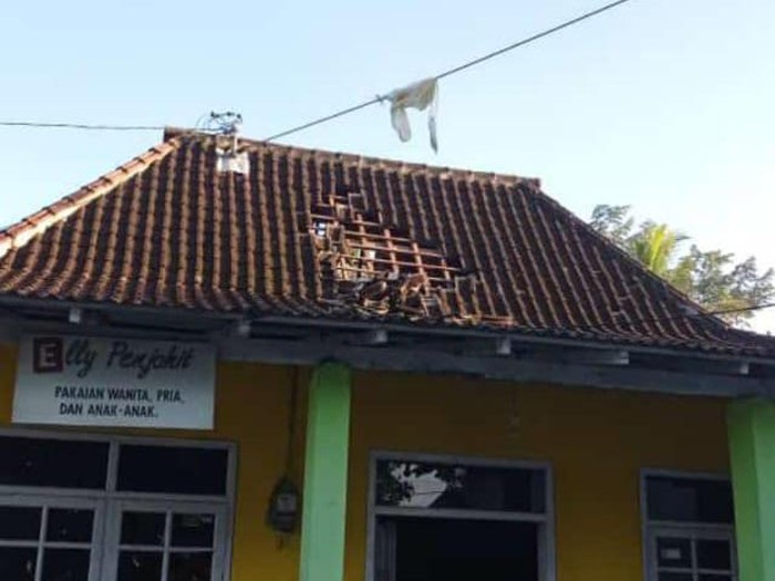 Gempa M 5,1 Membuat Genting Rumah Warga Jember Melorot