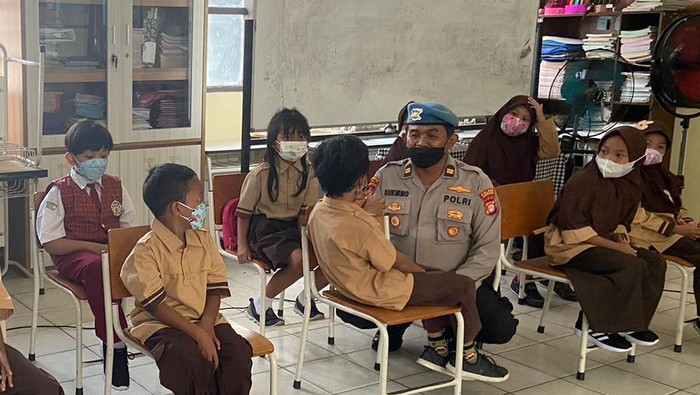 Dalam rangka mendukung program pemerintah dalam menanggulangi dan percepatan Vaksinasi Nasional, Kepolisian Resor Tangerang Selatan terus gencar memvaksinasi COVID-19 yang kini mulai menyasar anak usia 6-11 tahun.
