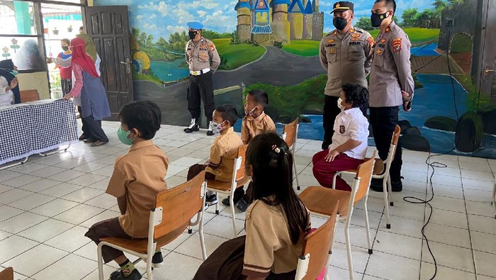 Dalam rangka mendukung program pemerintah dalam menanggulangi dan percepatan Vaksinasi Nasional, Kepolisian Resor Tangerang Selatan terus gencar memvaksinasi COVID-19 yang kini mulai menyasar anak usia 6-11 tahun.