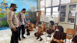 Guna mendukung program pemerintah dan percepatan vaksinasi Nasional, Polres Tangerang Selatan gencar vaksinasi COVID-19 yang menyasar anak usia 6-11 tahun.