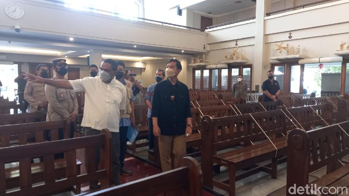 Gibran Rakabuming Raka meninjau gereja Katolik Santo Paulus, Solo.