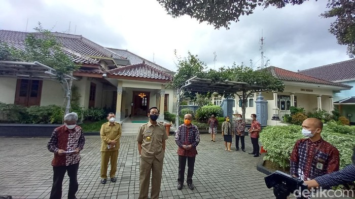 Gubernur DIY Sri Sultan HB X saat bicara soal varian Omicron masuk RI, Kamis (16/12/2021).