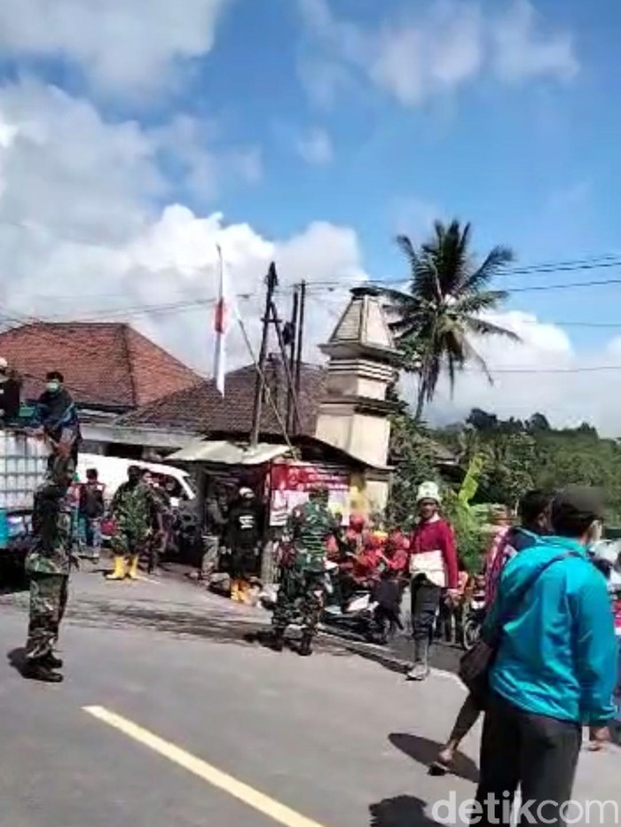 Gunung Semeru terus luncurkan APG (Awan Panas Guguran), pagi ini, luncurkan awan panas cukup besar, warga yang berada dilokasi diperintah menjauh. Kamis (16/12/2021).