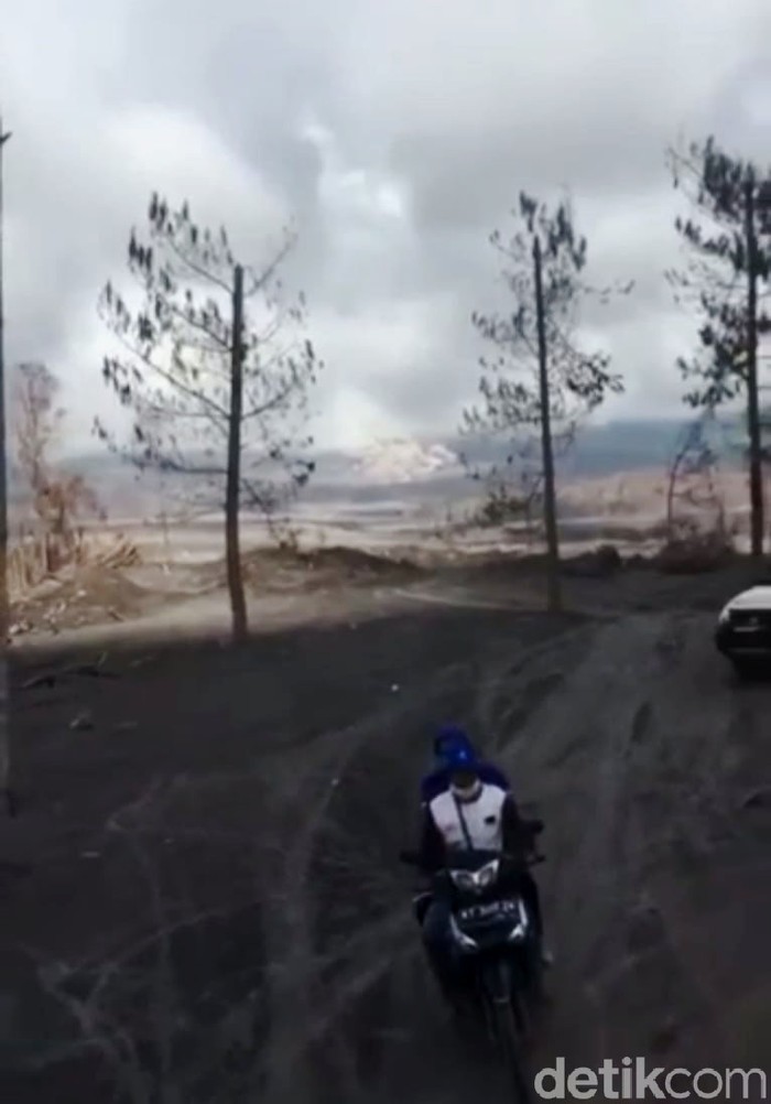 Gunung Semeru Kembali Erupsi Gunung Semeru kembali mengalami erupsi, Kamis (16/12/2021). Gunung tertinggi di Pulau Jawa ini meluncurkan awan panas guguran atau APG yang cukup besar. Warga yang berada di dekat lokasi panik. Mereka diperintahkan menjauh.