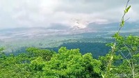 Gunung tertinggi di Pulau Jawa ini erupsi jelang kedatangan Wapres Maruf Amin.