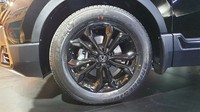 Ubahan lain meliputi Black Trivalent Chromium Side Garnish Dark Chrome Garnish pada bagian samping mobil, serta 18 inch Sporty Black Alloy Wheels. Foto: Luthfi Anshori/detikOto