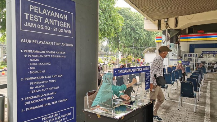 Ilustrasi tes antigen di stasiun kereta api jarak jauh wilayah KAI Daop 1 Jakarta
