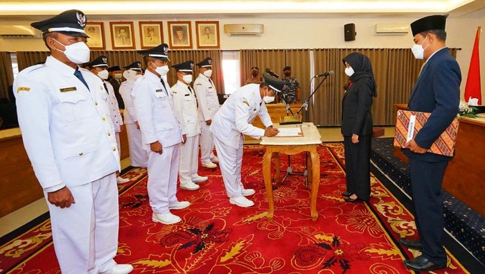 Ipuk Lantik Kepala Desa di banyuwangi