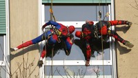 Aksi Spiderman bersama superhero lainnya ini dilakukan untuk menghibur anak-anak yang dirawat di rumah sakit tersebut.