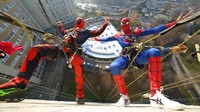 Dua orang berpakaian superhero turun dari atap untuk memberi kejutan di jendela kamar pasien anak di bangsal Pediatri rumah sakit San Paolo di Milan, Italia, Rabu (15/12/2021).