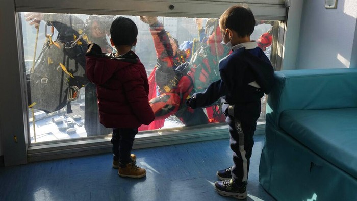 Italy Super Heroes Hospital Sekelompok relawan dengan kostum superhero datang memberi kejutan. Mereka menghibur anak-anak yang tengah dirawat di rumah sakit San Paolo di Milan, Italia, Rabu, (15/12/2021). (AP Photo/Luca Bruno)
