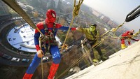 Aksi yang dilakukan sejumlah relawan dengan kostum superhero ini juga untuk menyambut Natal dan Tahun Baru.