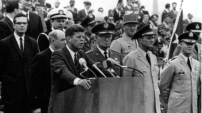 John F. Kennedy 381091 08: Presiden John F. Kennedy berbicara kepada pasukan AS 25 Juni 1963 di Hanau, Jerman. (Foto oleh Arsip Nasional/Pembuat Berita)