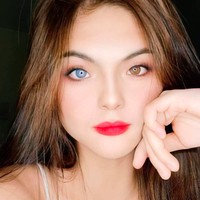 Julia Ostan adalah model bermata beda warna. Warna matanya menjadi sorotan dunia karena keunikannya. Foto: dok. Facebook