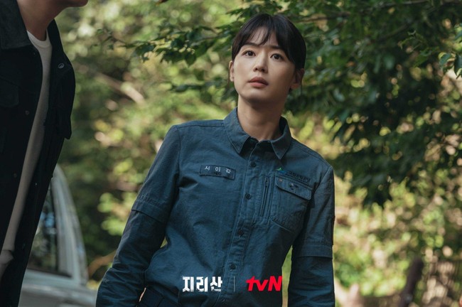 Dalam drama Korea Jirisan, Jun Ji Hyun berperan sebagai penjaga hutan terbaik Taman Nasional Gunung Jiri. Ia mendapat julukan ‘Dewa Hantu Gunung’ karena secara naluriah dapat menavigasi jalan setapak pegunungan. Foto: dok. tvN