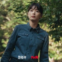 Dalam drama Korea Jirisan, Jun Ji Hyun berperan sebagai penjaga hutan terbaik Taman Nasional Gunung Jiri. Ia mendapat julukan ‘Dewa Hantu Gunung’ karena secara naluriah dapat menavigasi jalan setapak pegunungan. Foto: dok. tvN