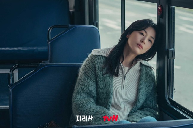 Bayaran Jun Ji Hyun naik dua kali lipat sejak membintangi The Legend of the Blue Sea bersama Lee Min Ho. Kala itu, ia mengantongi 100 juta won (Rp 1,2 miliaran) dari tiap episode. Foto: dok. tvN