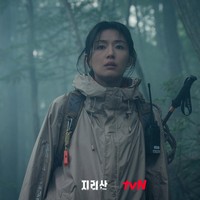 Jirisan menjadi ajang reuni bagi Jun Ji Hyun dan Ju Ji Hoon. Sebelumnya, ia dan lawannya itu membintangi drama Korea garapan Netflix, Kingdom. Foto: dok. tvN